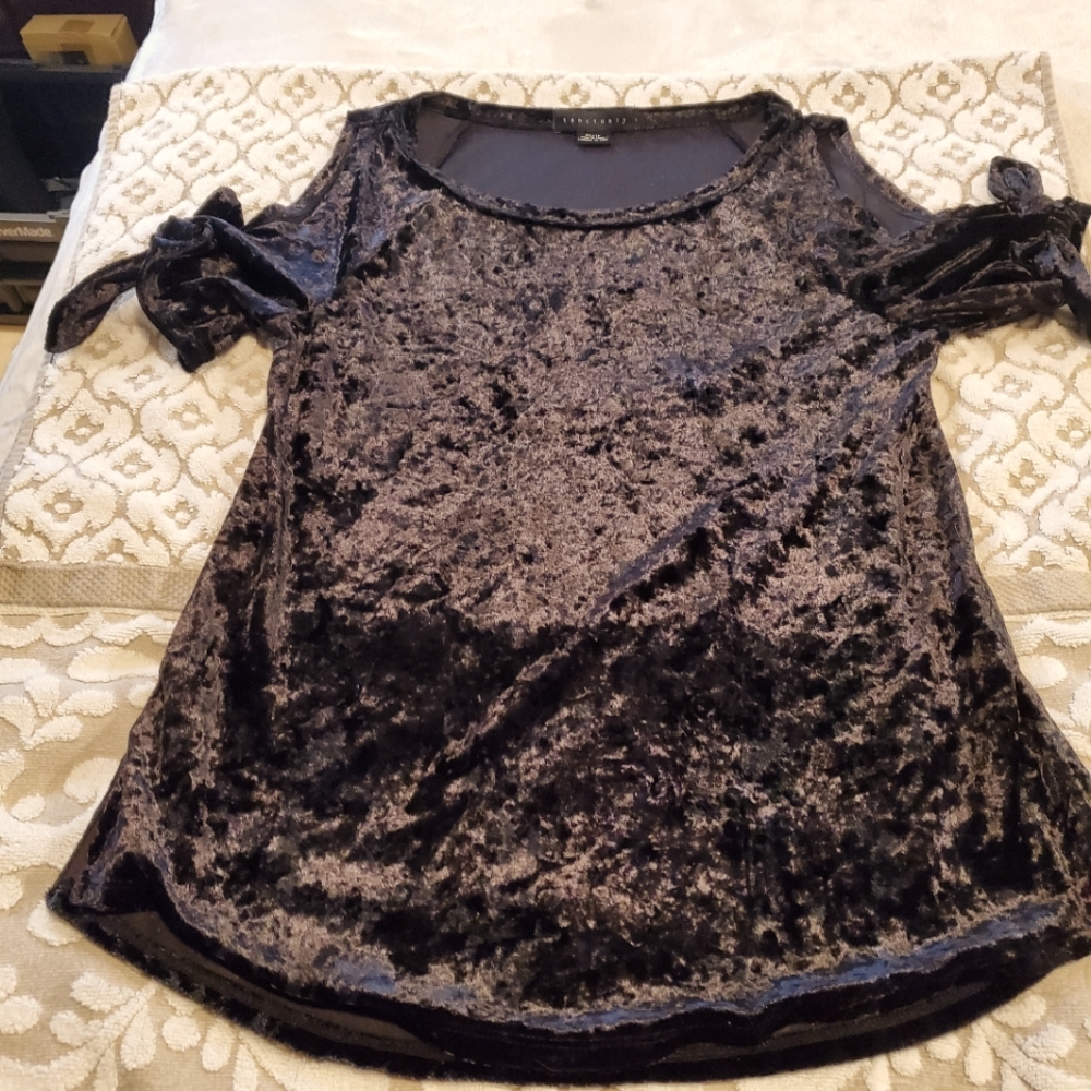 ⬇️ Sanctuary LouLou cold-shoulder crushed velvet top